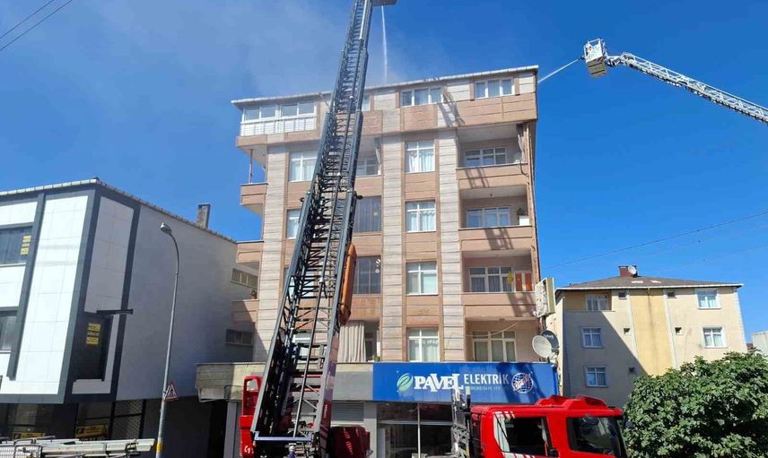 Ataşehir'de tadilat sırasında çatıda çıkan yangın kontrol altına alındı