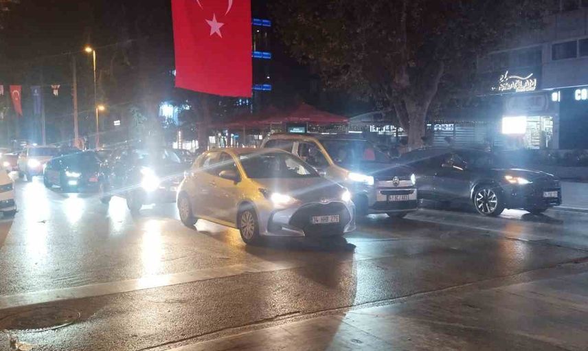 Fenerbahçe Lyon'da turu garantiledi, Bağdat Caddesi'nde coşkulu kutlama