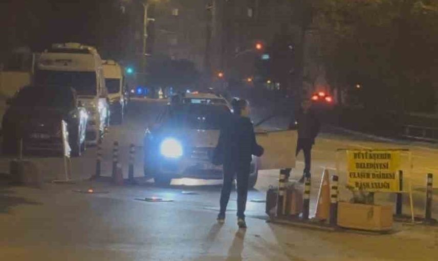 Eskişehir'de ışıklarda başlayan tartışma büyüdü: kadın sürücü motosikletlinin üzerine yürüdü