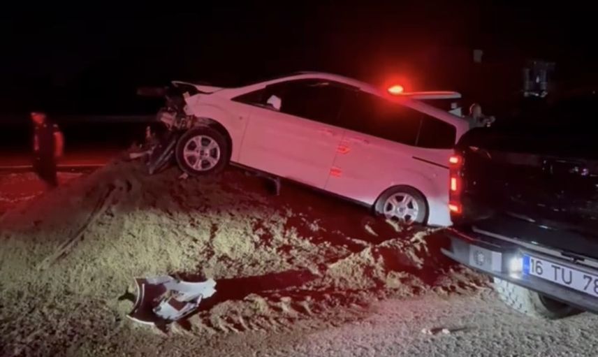 Mudanya yolunda kontrolden çıkan otomobil toprak rampada asılı kaldı