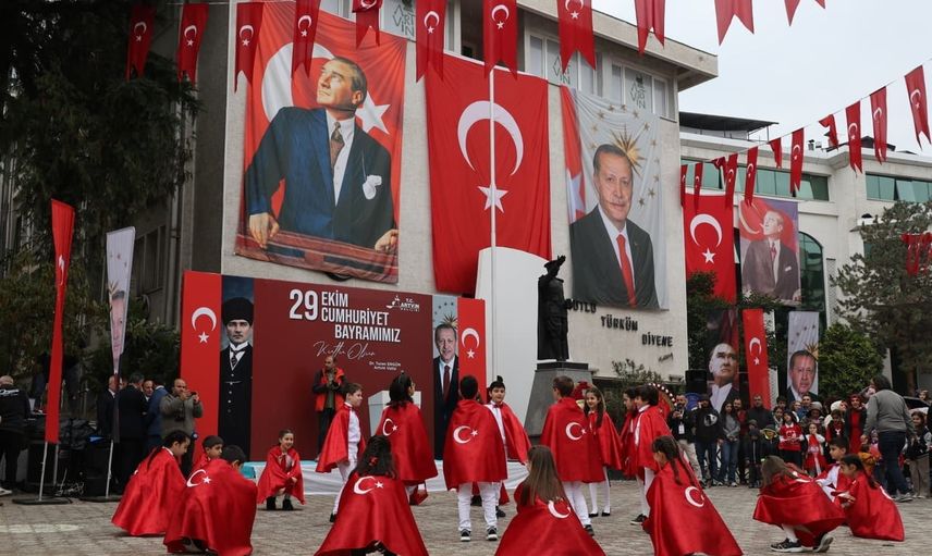 Artvin'de meydanı dolduranlarla 103. yıl coşkusu