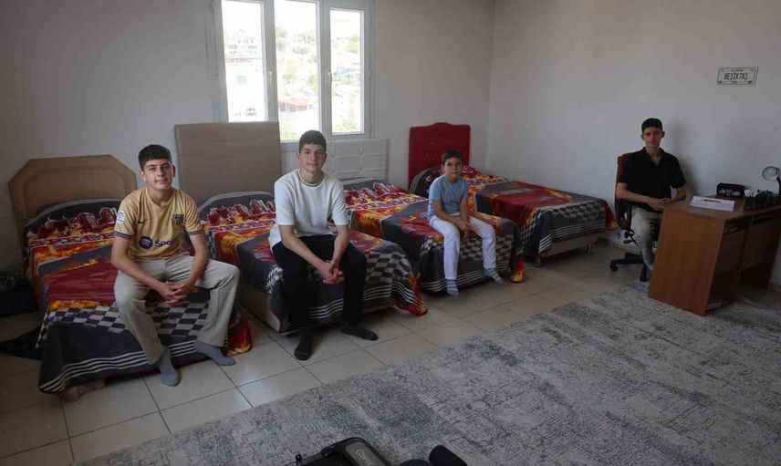 Savaş ve deprem yılgın bırakmadı: üç kardeşle aynı odada tıp fakültesini kazandı