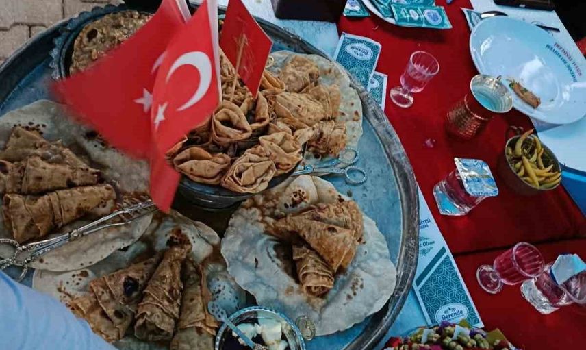 Yağmur lezzeti gölgeleyemedi: Darende'nin yöresel yemekleri sahne aldı
