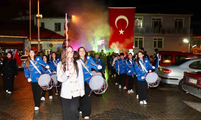 Hisarcık’ta meşalelerle yürüyüş ve Hande Şahin konseriyle Cumhuriyet coşkusu