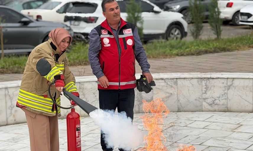 Düzce'de kurum personeline uygulamalı yangın eğitimi verildi