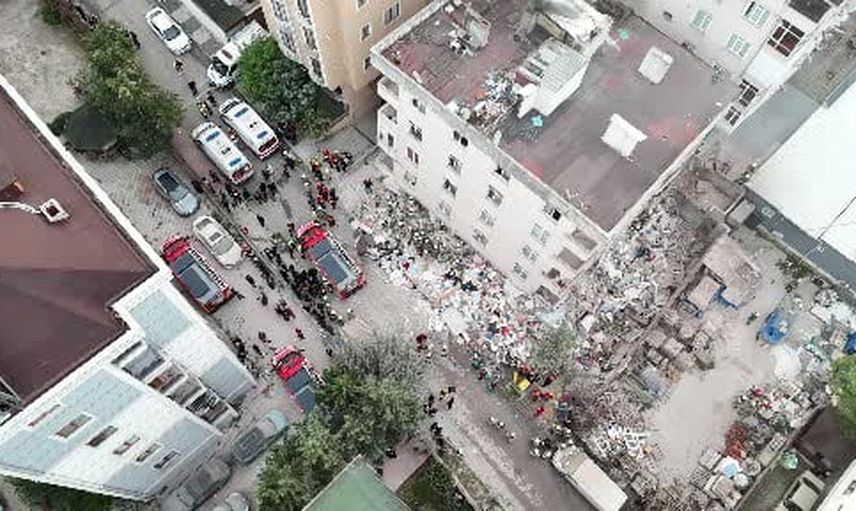 Maltepe'de bina çökmesinin anları kamerada