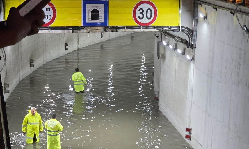 Mersin'de bir saatte bastıran sağanak cadde ve arterleri suya boğdu