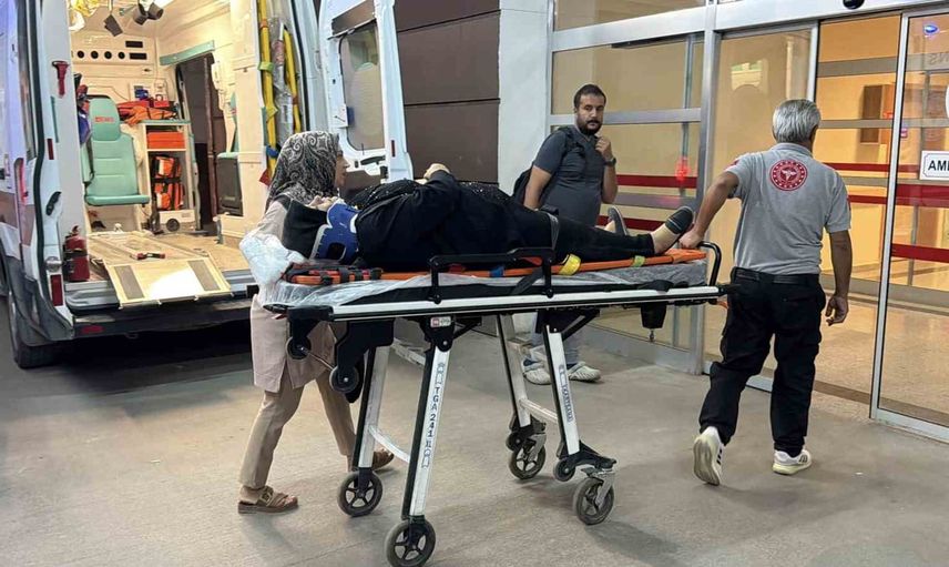 Adıyaman'da Çakal Köprüsü yakınında iki otomobil çarpıştı: dört kişi hastaneye kaldırıldı