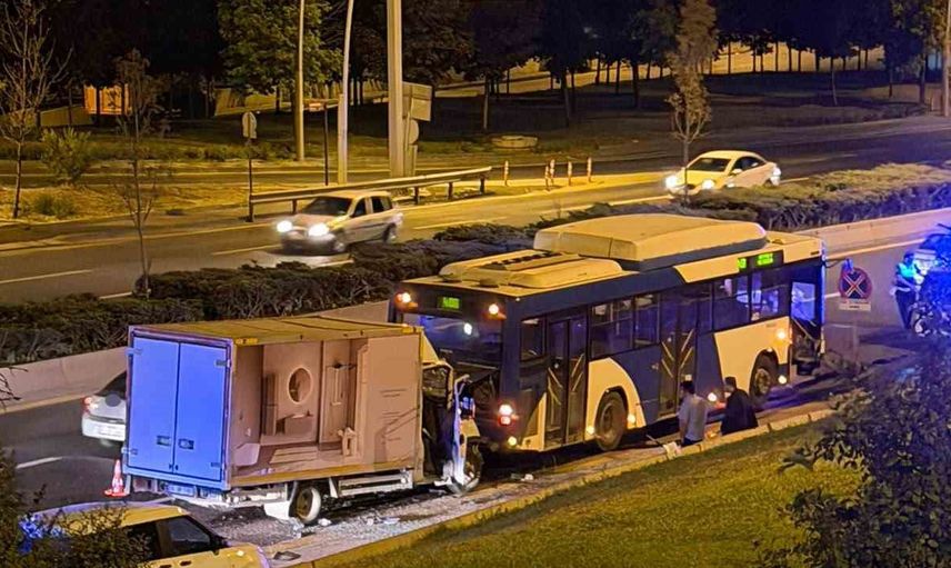 Kamyonet EGO otobüsüne arkadan çarptı, Protokol yolunda trafik aksadı