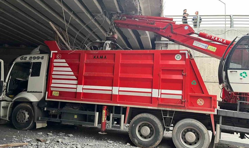 Malatya'da vincin köprüye çarpıp otomobile yol açtığı zincirleme kaza: 4 yaralı