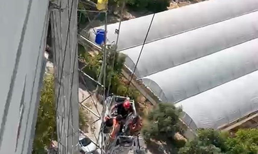 Halat koptu, 10'uncu katta mahsur kalan iki işçi itfaiye tarafından kurtarıldı