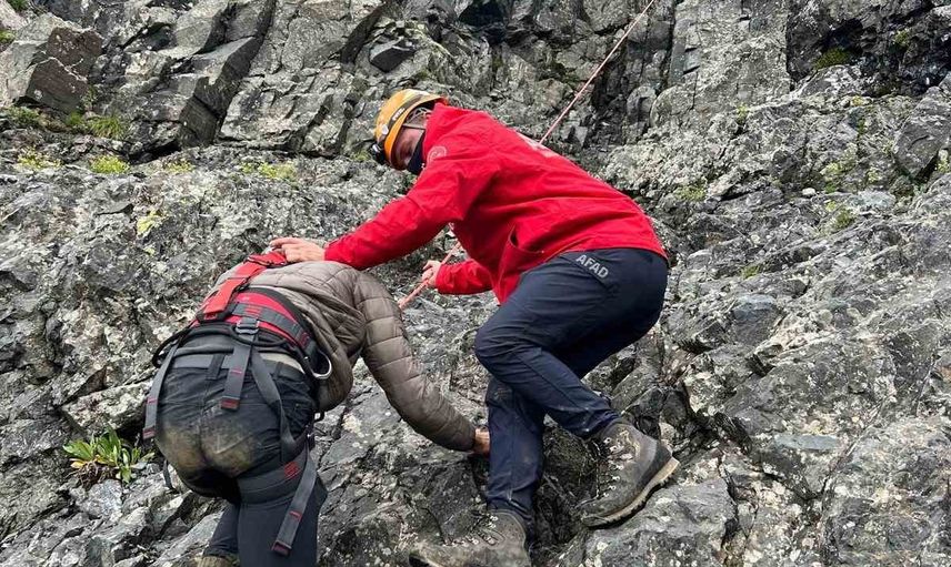 Kaçkar’da mahsur kalan ingiliz turiste teknik tırmanışla ulaşıldı