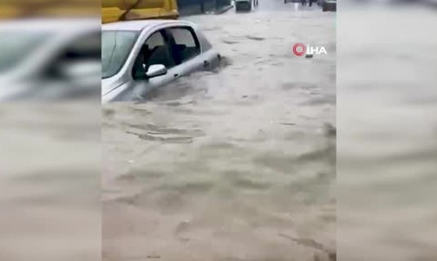 Su aniden yola doldu, araçlar sürüklendi