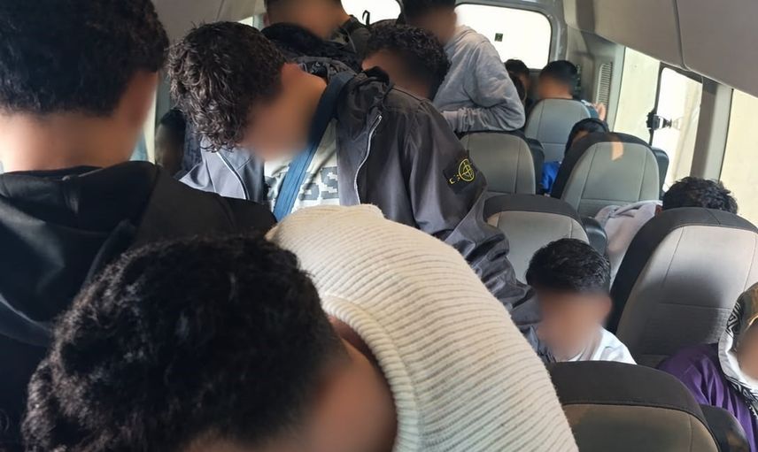 Urla'da otoyol gişelerinde durdurulan araçta 34 düzensiz göçmen tespit edildi