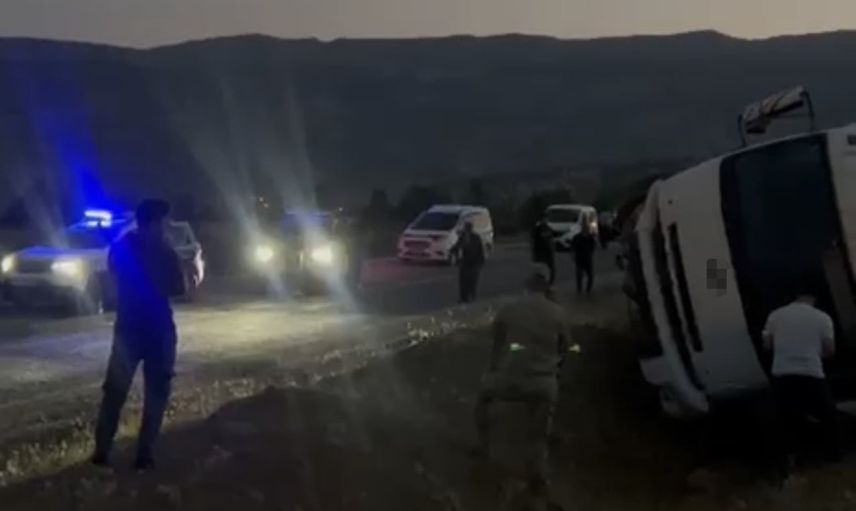 Derecik'te freni boşalan kum yüklü kamyonet yan yattı: sürücü yaralandı