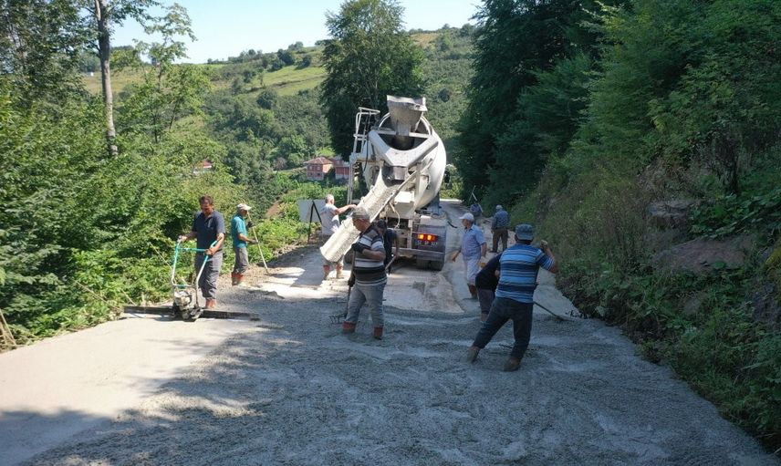 Kumru'da 35 yıllık yol tozundan betona kavuştu