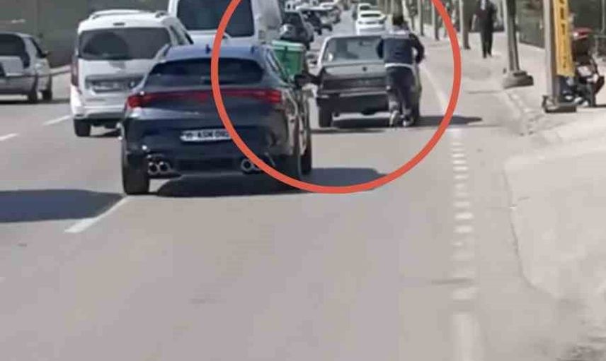 Bursa'da arızalanan otomobile motokuryenin sıra dışı itişi kameralara yansıdı