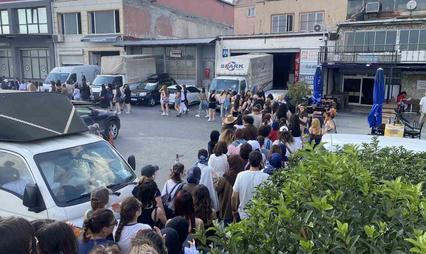 Yenikapı'da Ateez konseri öncesi kilometrelerce insan ve araç kuyruğu