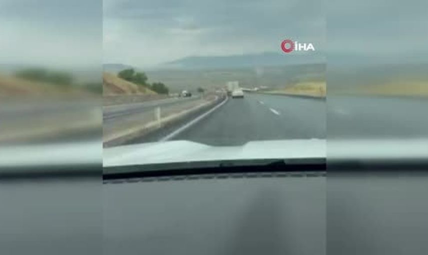 Tırın yoldan çıkışı Diyarbakır-Silvan yolunda trafiği etkiledi