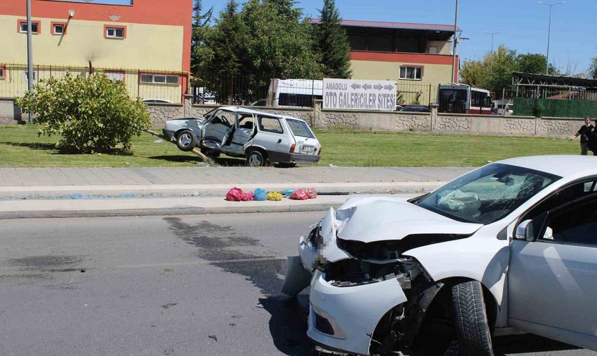Ağaca asılı kalan otomobilde iki kişi yaralandı