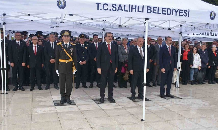 Salihli’de yağmur altında cumhuriyet coşkusu başladı