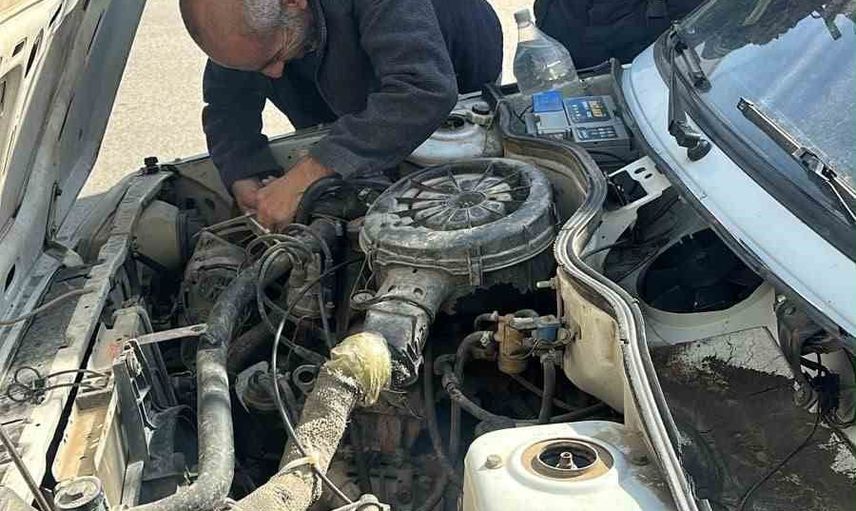 Siirt'te motor bölümünden duman yükseldi, sürücünün müdahalesi ve itfaiyenin çabası yangını söndürdü