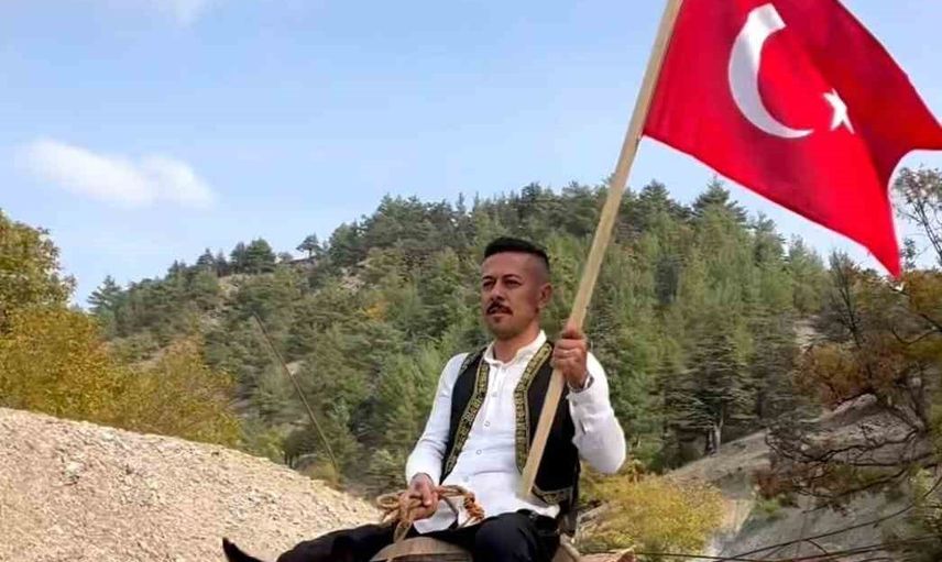 Bin 190 rakımda cumhuriyet coşkusu: köy okulunun bayraklı yürüyüşü