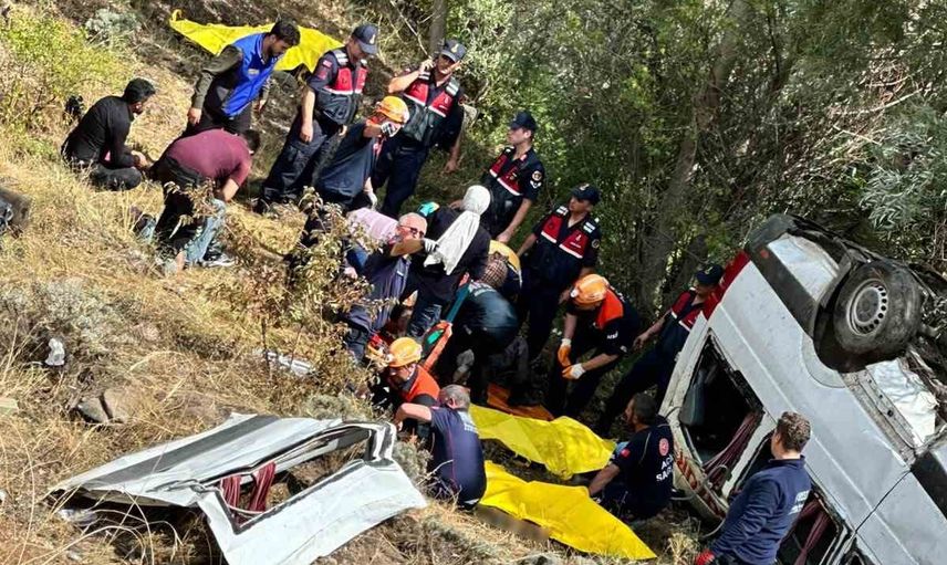 Minibüs şarampole uçtu: Sivas'ta 4 ölü, 10 yaralı