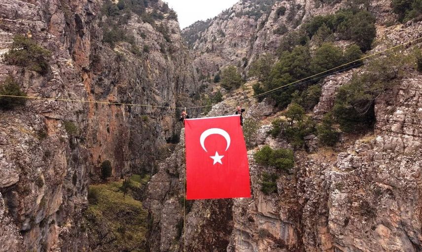 Acıpayam kanyonunda 75 metreden dalgalanan dev Türk bayrağı