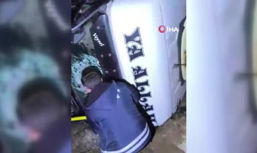 Gevaş'ta hastane önünde yakıt tankeriyle otomobil çarpıştı: 1 ölü, 4 yaralı