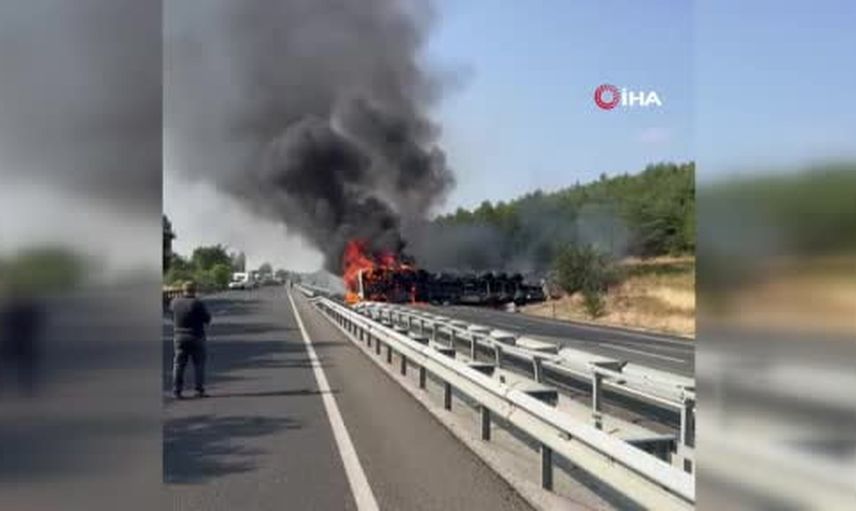 Banaz'da devrilen alkol yüklü tır yangına yol açtı, ulaşım kısa süre kesildi