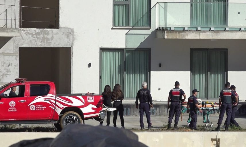 Alanya'da balkona çıkan işçi, arkadaşı tarafından ikna edilerek indirildi