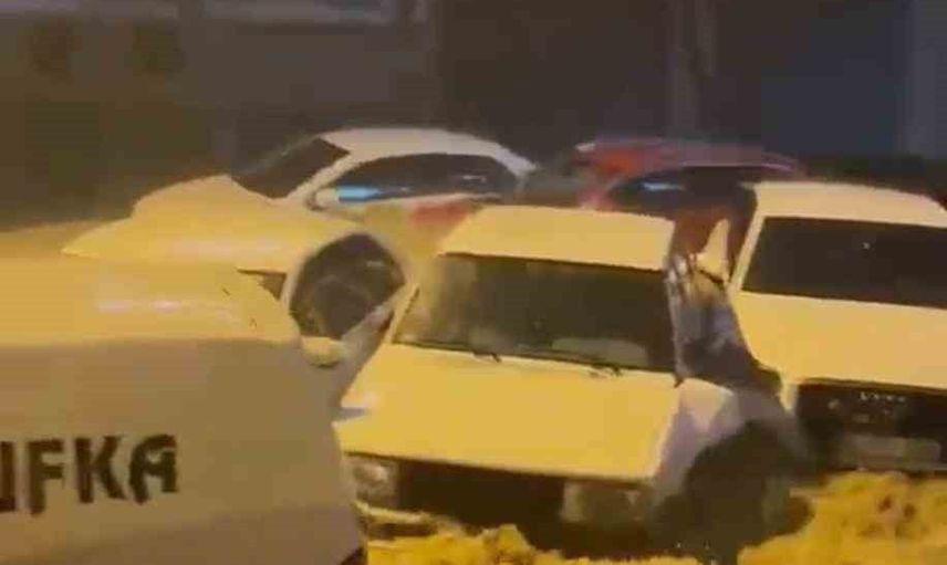 Karasu'da sağanak hayatı felç etti, araçlar sele kapılarak sürüklendi