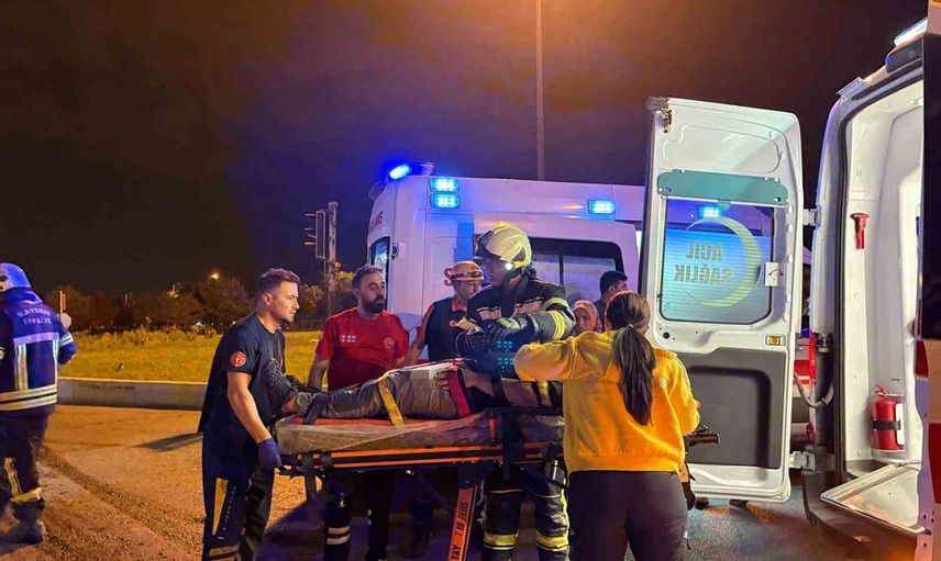 Kayseri'de kavşakta şiddetli çarpışma: tankerden dökülen yakıtla facianın eşiği atlatıldı