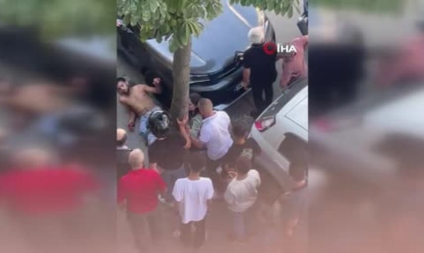 Kaldırımda yürüyen kişi arkadan bıçaklandı; polis kaçanı arıyor
