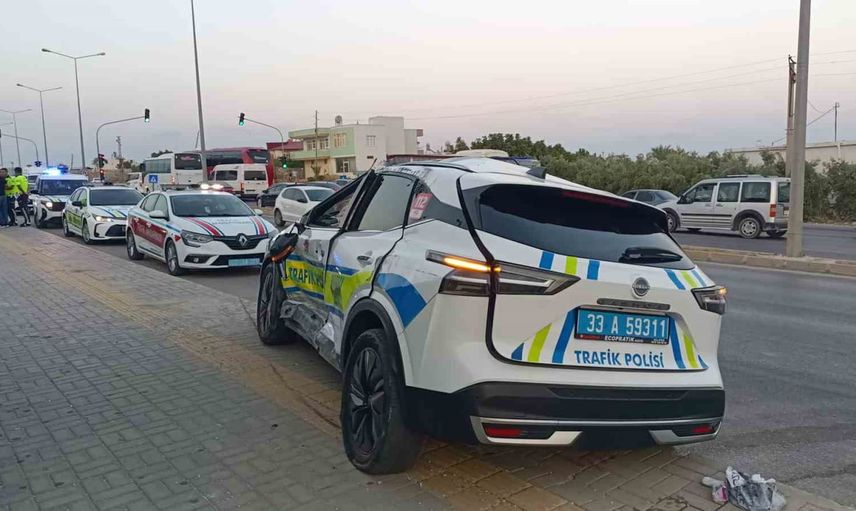 Silifke'de kavşakta çarpışma: polis aracı devrildi, iki kişi yaralandı