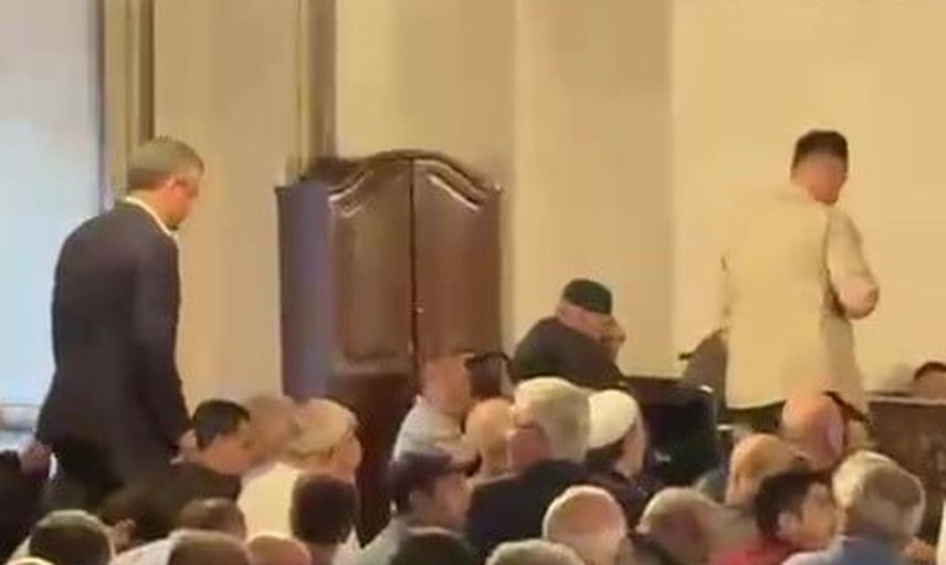 Siyasi ziyaret arasında ibadet: Özgür Özel Bursa Ulu Cami'de cuma namazı kıldı