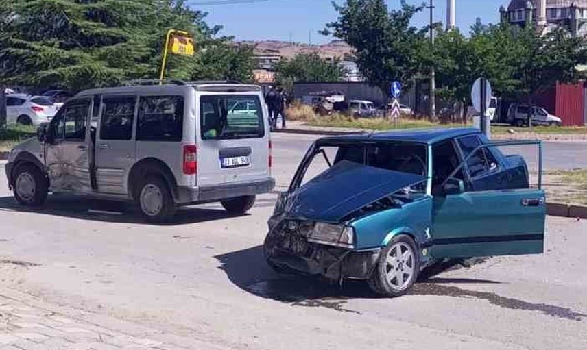 Elazığ'da Ali Rıza Septioğlu Bulvarı'nda iki aracın çarpışması: 2 yaralı