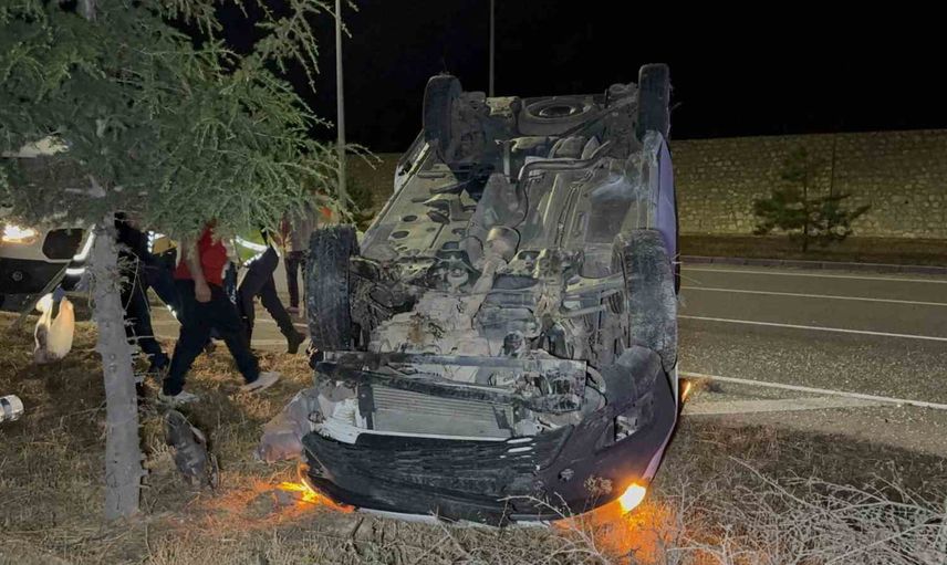 Kavak'ta kontrolden çıkan hafif ticari araç takla attı; beş kişi yaralandı