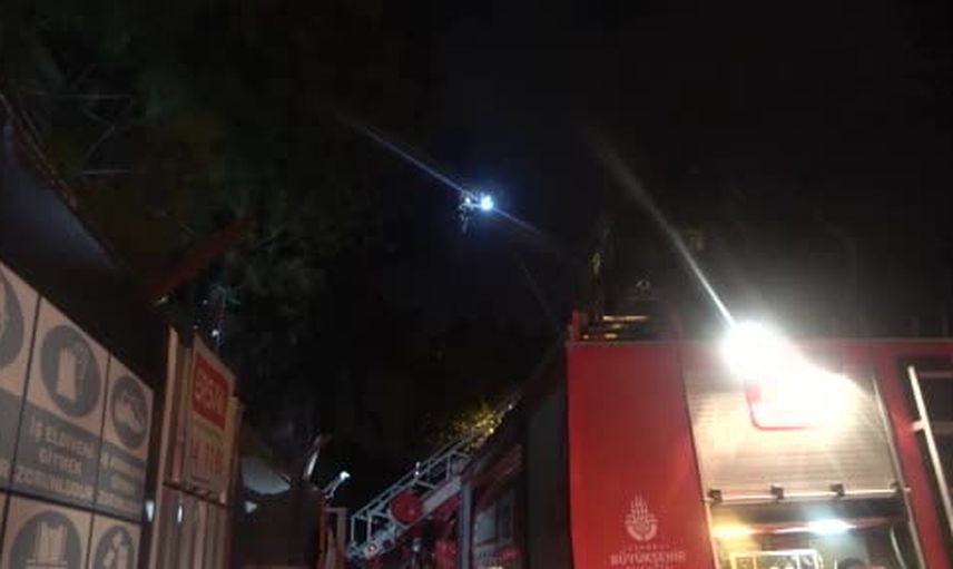 Kadıköy'de metruk üç katlı köşk yangında kullanılamaz hale geldi