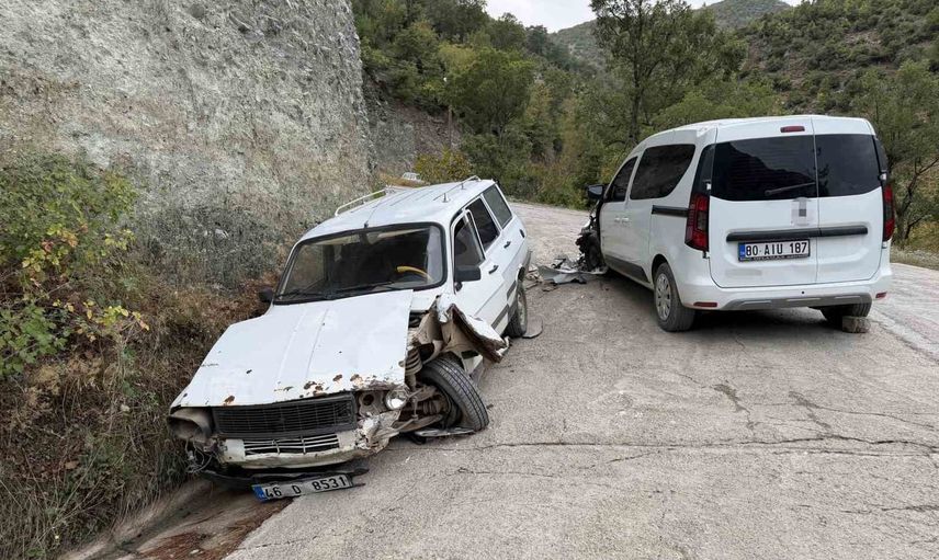 Osmaniye'de Bekdemir Çelikler Mahallesi yolunda kafa kafaya çarpışma: 3 yaralı