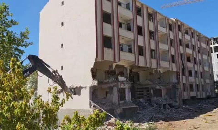 Elazığ'da tek dokunuşla çöken 5 katlı binanın yıkım anı görüntülendi