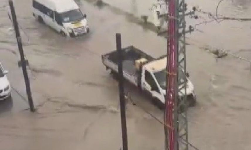 Hatay'da sağanak yaşamı aksattı, yollar göle döndü