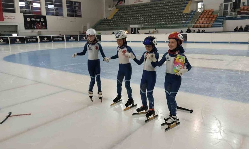 Buz pistinde zafer coşkusu: gençler 30 ağustos'u birlikte kutladı