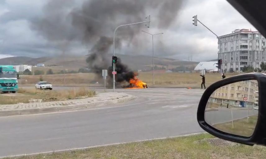 Bayburt’ta yolda alev alan jeneratör itfaiye müdahalesiyle söndürüldü