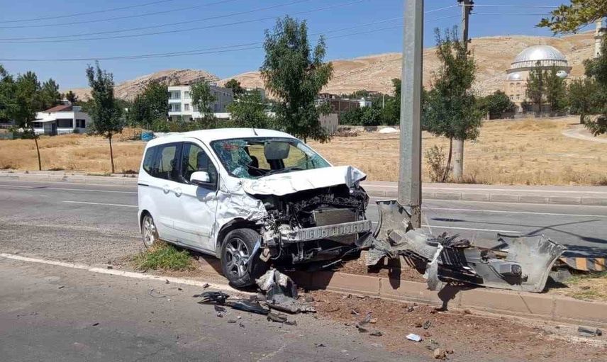 Silvan'da çarpışma: minibüs devrildi, 2 kişi yaralandı