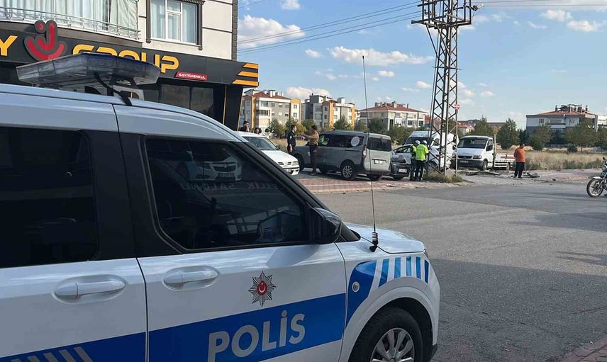 Rehabilitasyon servisinin kavşakta çarpışması 8'i çocuk 9 kişiyi yaraladı