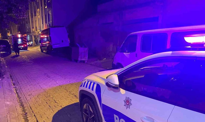 Efeler'de ocakta başlayan alevler dairenin mutfağında hasar bıraktı