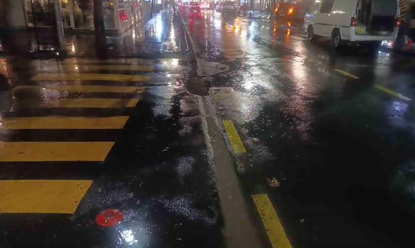 Tekirdağ'da sağanak caddeyi göle çevirdi, sürücüler zorlandı
