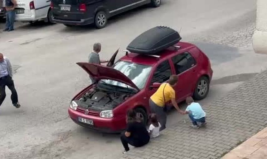 Motor bölümünde mahsur kalan yavru kedi anne sesiyle kurtarıldı